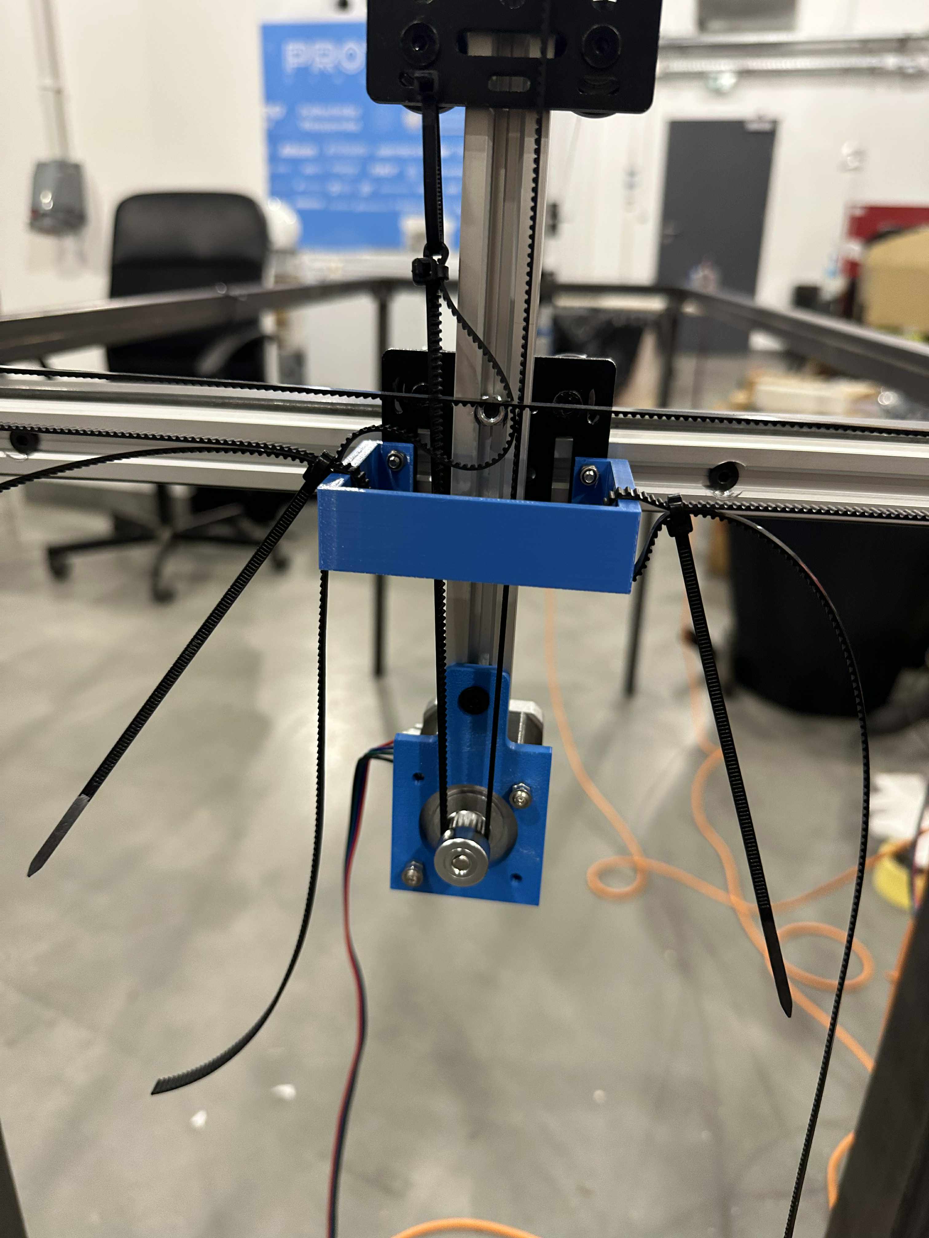 Mocowanie silnika osi Z oraz pasów napędowych do bramy.